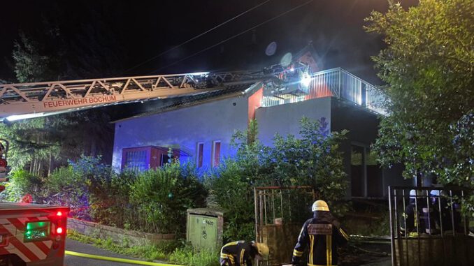 FW-BO: Wohnungsbrand in einem leerstehenden Fachwerkhaus in Bochum Langendreer