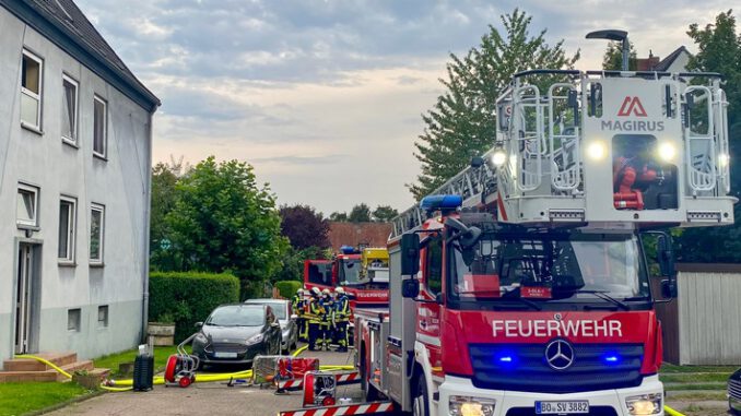 FW-BO: Zimmerbrand in Erdgeschosswohnung - Sieben Personen erleiden Rauchvergiftung