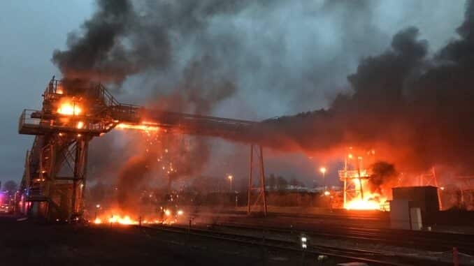 FW-BOT: Brand im Kohlehafen - Unterstützung durch Löschboot