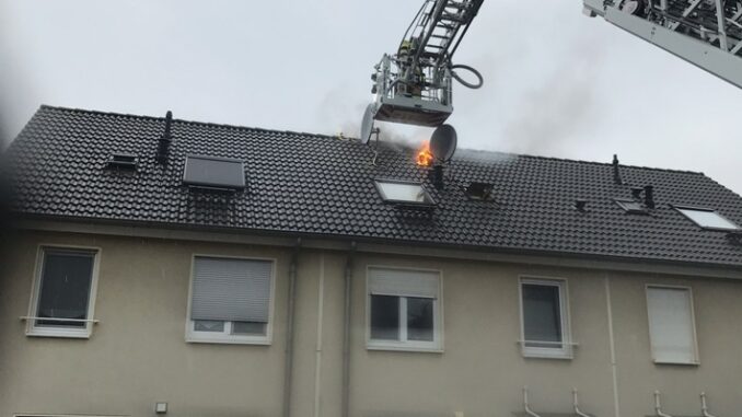 FW-BOT: Dachstuhlbrand nach Blitzeinschlag in Bottrop-Boy