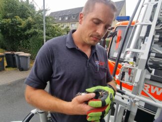 FW-BOT: Specht von Feuerwehr befreit