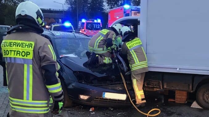 FW-BOT: Verkehrsunfall in Bottrop-Boy - eine Person eingeklemmt