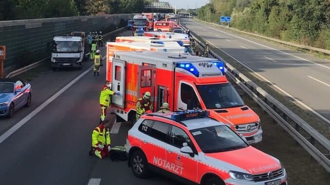 FW-BOT: Verkehrsunfall mit 11 Verletzten auf der A31 - Rettungshubschrauber im Einsatz