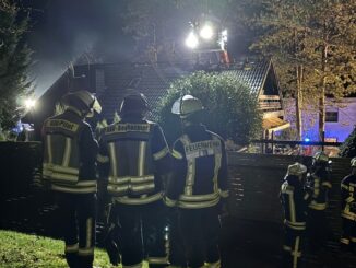 FW Bad Honnef: Ausgedehnter Dachstuhlbrand - 100 Einsatzkräfte im Einsatz