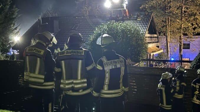 FW Bad Honnef: Ausgedehnter Dachstuhlbrand - 100 Einsatzkräfte im Einsatz