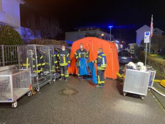 FW Bad Honnef: Dachstuhl in Vollbrand