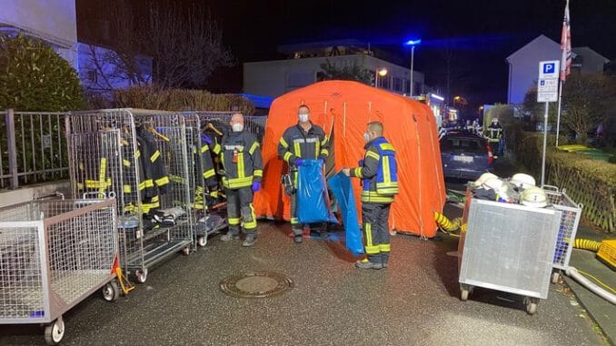 FW Bad Honnef: Dachstuhl in Vollbrand
