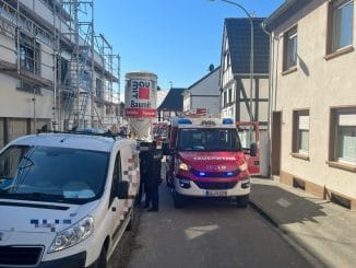 FW Bad Honnef: Feuer im Keller eines Rohbaus