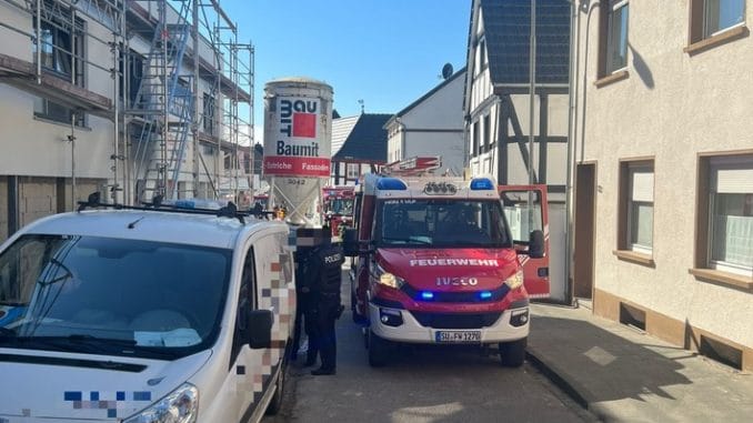 FW Bad Honnef: Feuer im Keller eines Rohbaus