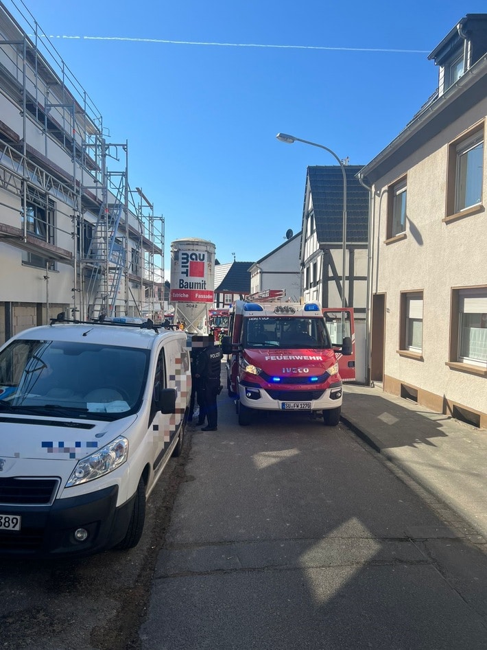 FW Bad Honnef: Feuer im Keller eines Rohbaus