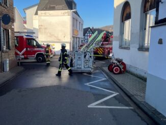 FW Bad Honnef: Feuer in Wohnhaus drohte sich auszubreiten