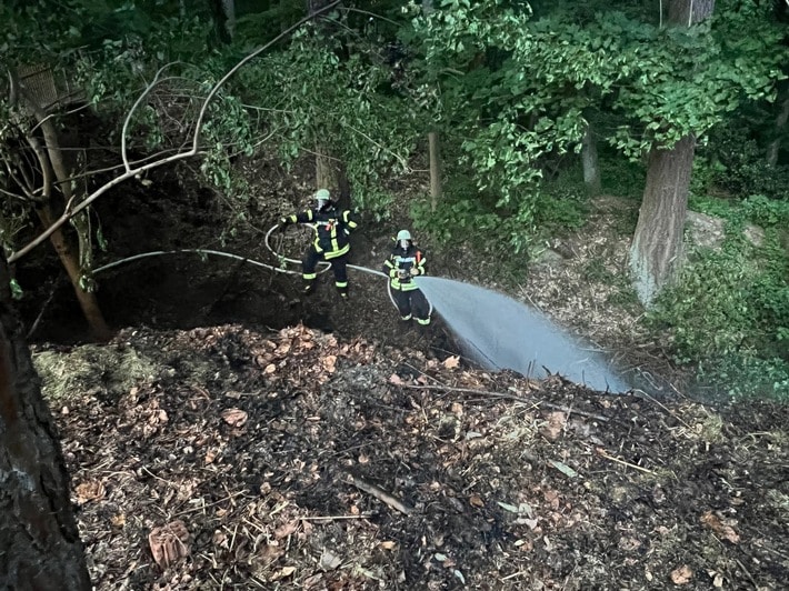 FW Bad Honnef: Gebäudebrand entpuppt sich als Vegetationsbrand