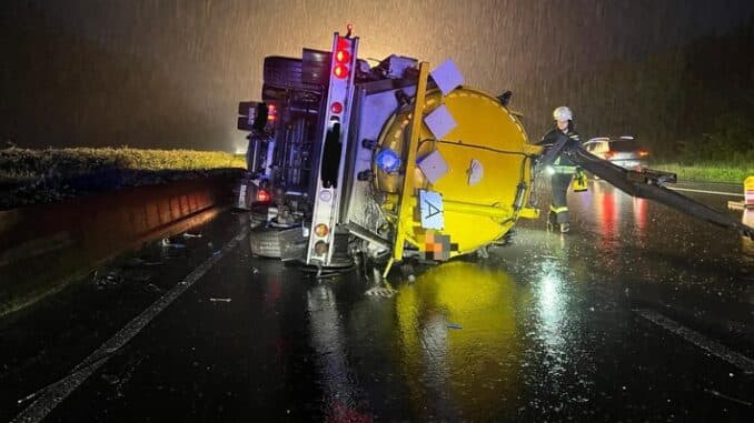 FW Bad Honnef: LKW nach Unfall umgekippt