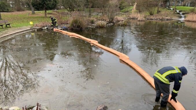 FW Bad Honnef: Ölfilm auf einem Teich ruft Feuerwehr auf den Plan