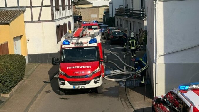 FW Bad Honnef: Pkw und Hecke brennen - Feuerwehr verhindert Übergreifen der Flammen