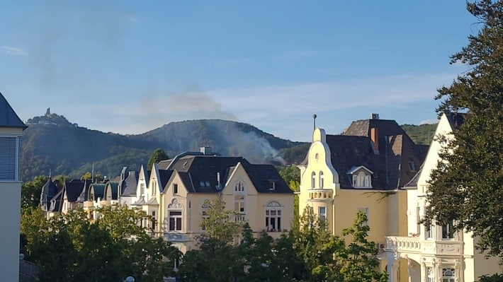 FW Bad Honnef: Schuppenbrand greift auf 24.000m² Vegetation über