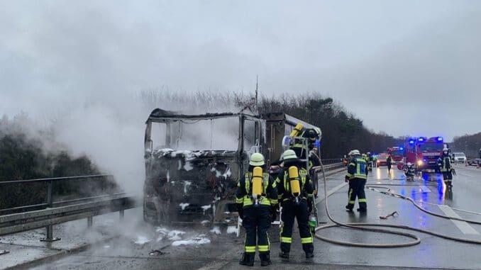 FW Bad Honnef: Zugmaschine eines LKW brannte aus