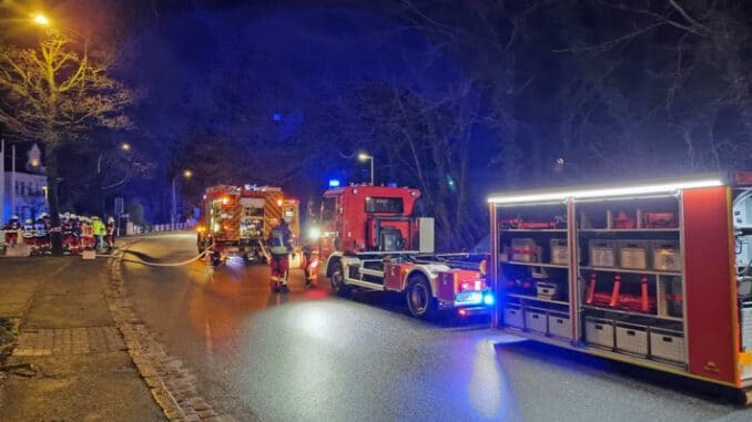 FW Bad Segeberg: Chlordämpfe aus einem WC Raum - Gefahrguteinsatz im Pflegeheim