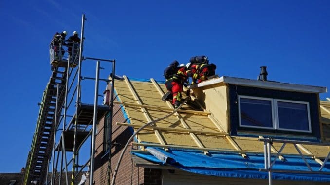 FW Bad Segeberg: Dachstuhlbrand- Feuerwehr verhindert Ausbreitung