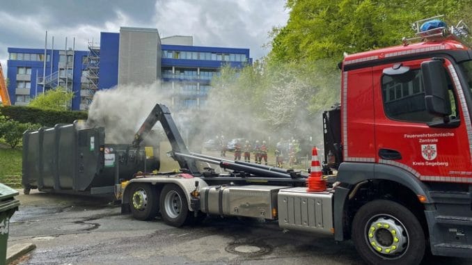 FW Bad Segeberg: Feuer in einem Presscontainer