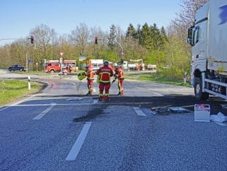 FW Bad Segeberg: LKW-Tank aufgerissen - Feuerwehr pumpt Diesel ab und verhindert Umweltschaden