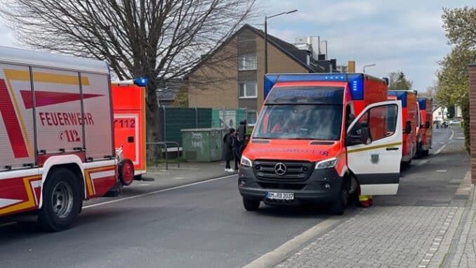 FW Bergheim: Abschlussmeldung Chlorgasunfall: 21 Kinder und drei Erwachsene in Bergheimer Schwimmbad verletzt - Weitere Verletzte bei Unfall auf Autobahn