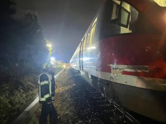 FW Bergheim: Abschlussmeldung: Kollision zwischen Regionalbahn und Erntemaschine in Bergheim