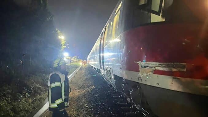 FW Bergheim: Abschlussmeldung: Kollision zwischen Regionalbahn und Erntemaschine in Bergheim