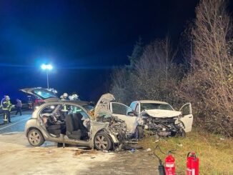 FW Bergheim: Drei Schwerverletzte nach Frontalzusammenstoß auf B477 bei Bergheim - Zwei Rettungshubschrauber im Einsatz - Verletzte in Fahrzeugen eingeklemmt