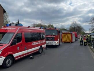 FW Bergheim: ERSTMELDUNG Chlorgasunfall: 21 Kinder und drei Erwachsene in Bergheimer Schwimmbad verletzt