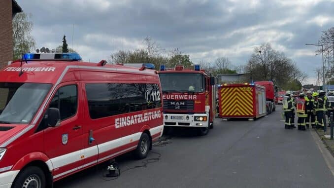 FW Bergheim: ERSTMELDUNG Chlorgasunfall: 21 Kinder und drei Erwachsene in Bergheimer Schwimmbad verletzt