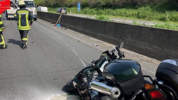 FW Bergheim: Ein Verletzter nach Motorradunfall auf A61 bei Bergheim