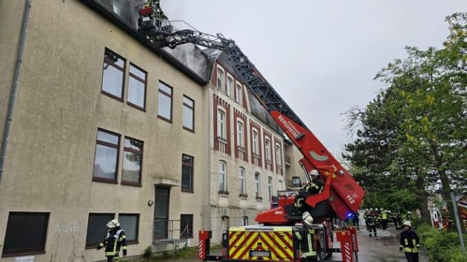 FW Bergheim: Feuer in einer leerstehenden Wohneinrichtung