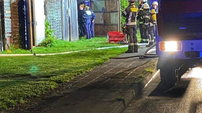 FW Bergheim: Feuerwehr löscht Gartenlaube in Bergheim