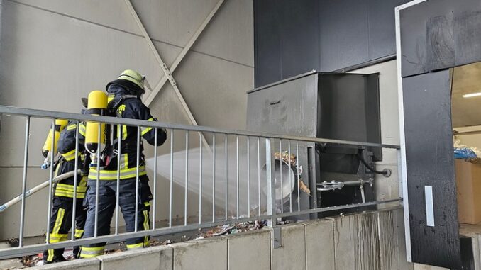 FW Bergheim: Feuerwehr löscht brennende Papierpresse an Supermarkt in Bergheim