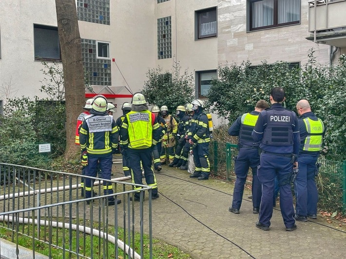 FW Bergheim: Feuerwehr Rettet Person Bei Kellerbrand In Mehrfamilienhaus