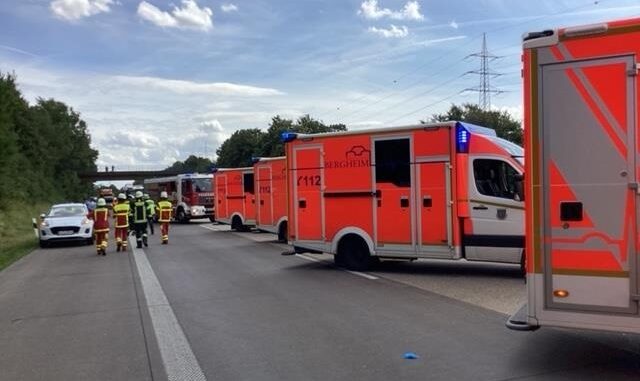 FW Bergheim: Vier Verletzte nach Verkehrsunfall in auf Autobahn 61 bei Bergheim