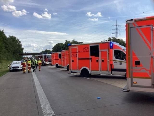 FW Bergheim: Vier Verletzte nach Verkehrsunfall in auf Autobahn 61 bei Bergheim