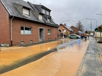 FW Bergheim: Vollsperrung nach Wasserrohrbruch in Paffendorf Glescher Straße am Montag noch bis ca. 20:00 Uhr gesperrt