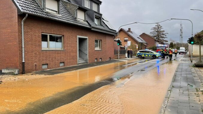 FW Bergheim: Vollsperrung nach Wasserrohrbruch in Paffendorf Glescher Straße am Montag noch bis ca. 20:00 Uhr gesperrt
