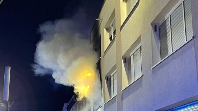 FW Bergheim: Wohnungsbrand in Bergheim - Drei Personen verletzt