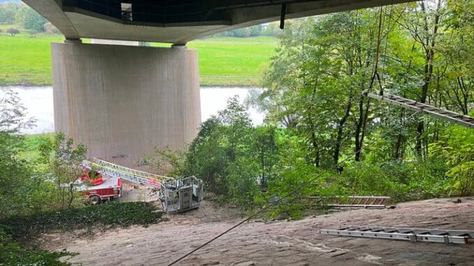 FW Beverungen: Feuerwehr Beverungen rettet Geocacher in Gefährlicher Situation