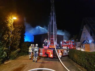 FW Bocholt: Alte Turnhalle der ehemaligen St. Bernhard Schule brannte in voller Ausdehnung