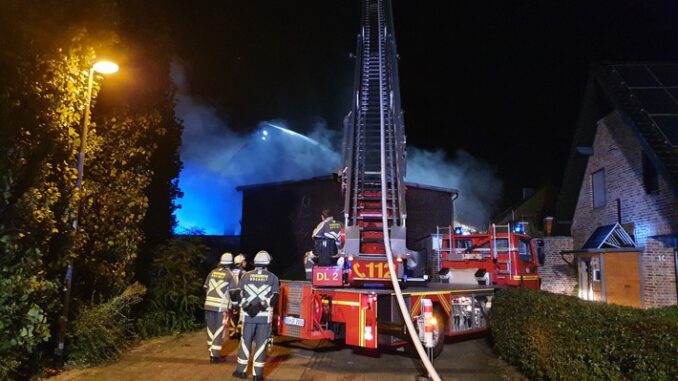FW Bocholt: Alte Turnhalle der ehemaligen St. Bernhard Schule brannte in voller Ausdehnung