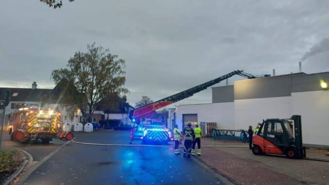 FW Bocholt: Brand in einem Textilunternehmen in Bocholt