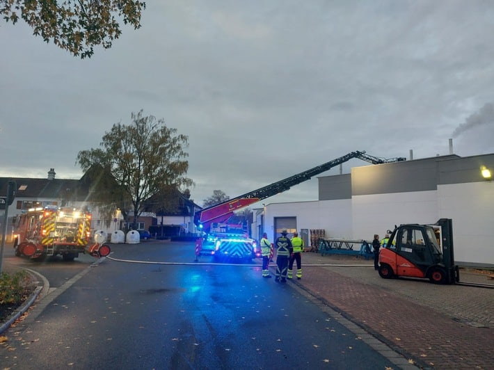 FW Bocholt: Brand in einem Textilunternehmen in Bocholt