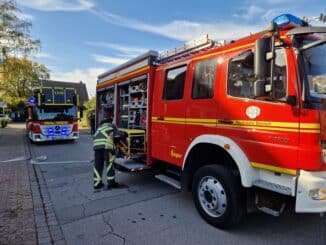 FW Bocholt: Der Löschzug der Feuerwehr Bocholt rückte um 11.26 Uhr zur Hochfeldstraße aus. Anwohner hatten eine Rauchentwicklung im 1. Obergeschoß bemerkt und die Feuerwehr über den Notruf alarmiert.