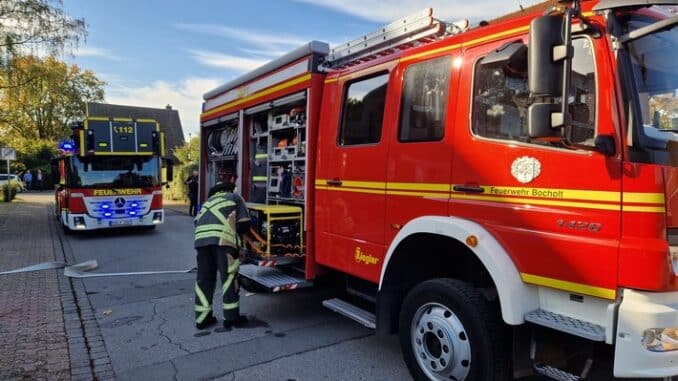 FW Bocholt: Der Löschzug der Feuerwehr Bocholt rückte um 11.26 Uhr zur Hochfeldstraße aus. Anwohner hatten eine Rauchentwicklung im 1. Obergeschoß bemerkt und die Feuerwehr über den Notruf alarmiert.