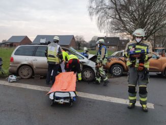 FW Bocholt: Die Feuerwehr Bocholt wurde um 15.30 Uhr zu einem Verkehrsunfall auf der Liederner Ringstraße alarmiert. Bei einem Zusammenstoß zweier Pkw wurden drei Personen z.T. schwer verletzt.