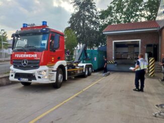 FW Bocholt: Entstehungsbrand an Papierpresse eines Supermarktes